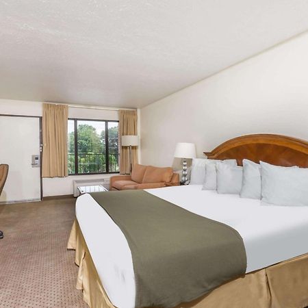 Days Inn By Wyndham Bedford Extérieur photo