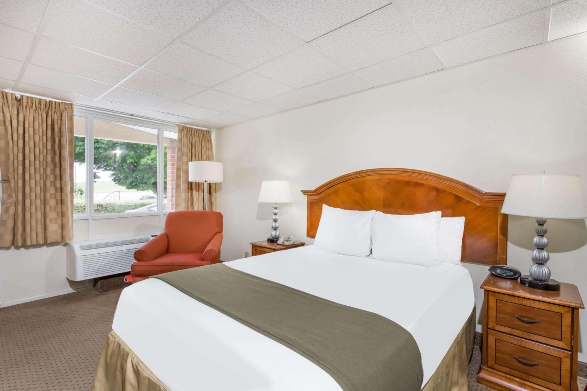 Days Inn By Wyndham Bedford Extérieur photo